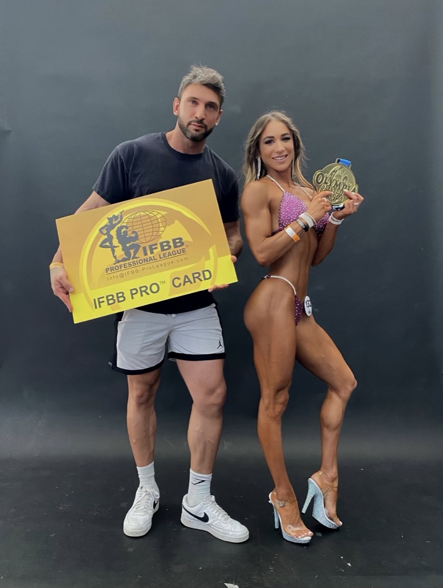 Riccardo Romersi con un'atleta premiata